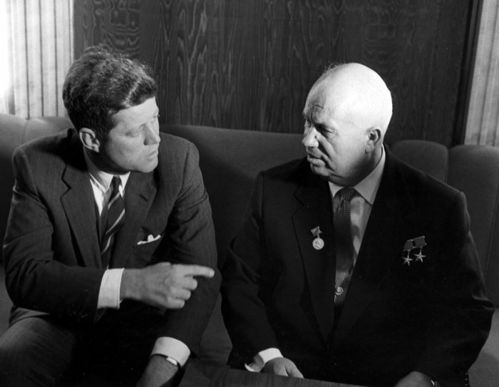 John F. Kennedy-izquierda-y Nikita Kruschev
