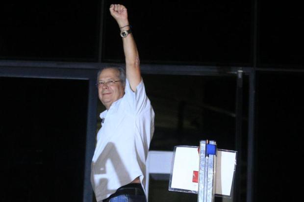 José Dirceu, al entregarse