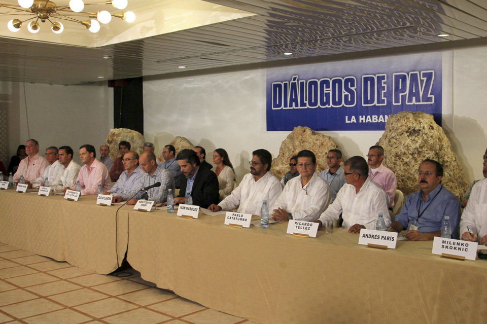 Los delegados del gobierno y de la guerrilla, en Cuba.