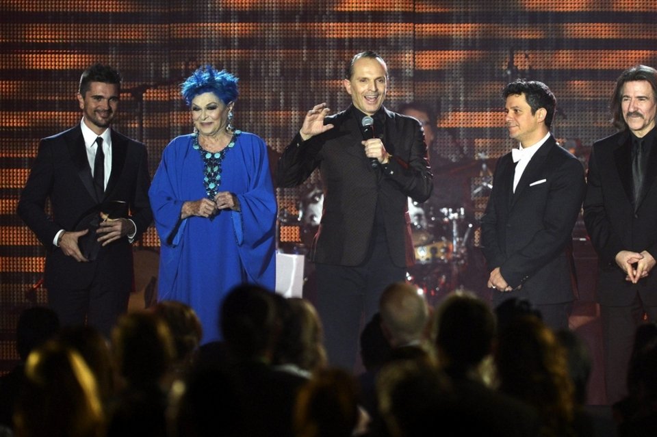 Miguel Bosé, en el centro, durante el concierto