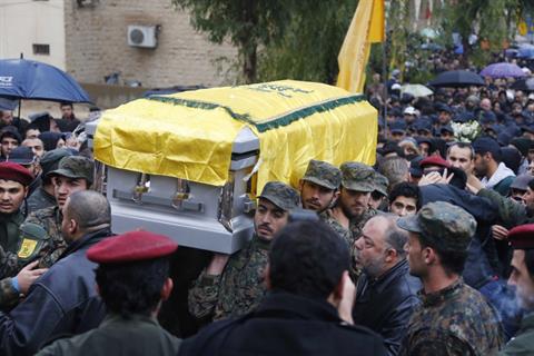 Miembros del partido de dios llevan el cuerpo de Hasan Lakis en Balbek, Líbano.