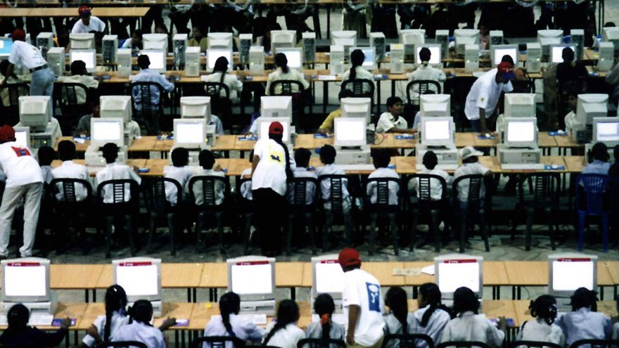 Estudiantes navegan en internet en Bangalore, India