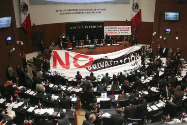 Protestas contra la privatización en el senado mexicano