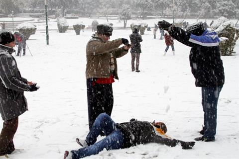 Gente jugando con la nieve en Damasco