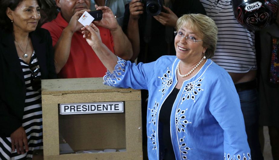 Michelle Bachelet votando