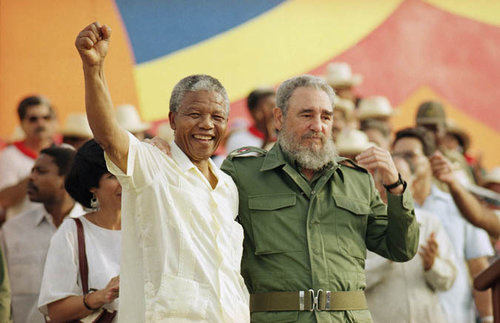 Nelson Mandela-izquierda-y Fidel Castro