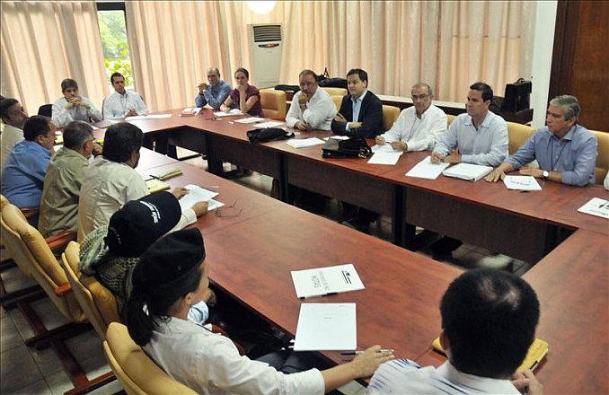 Los delegados de las FARC y del gobierno, en la mesa de diálogo, en La Habana, Cuba