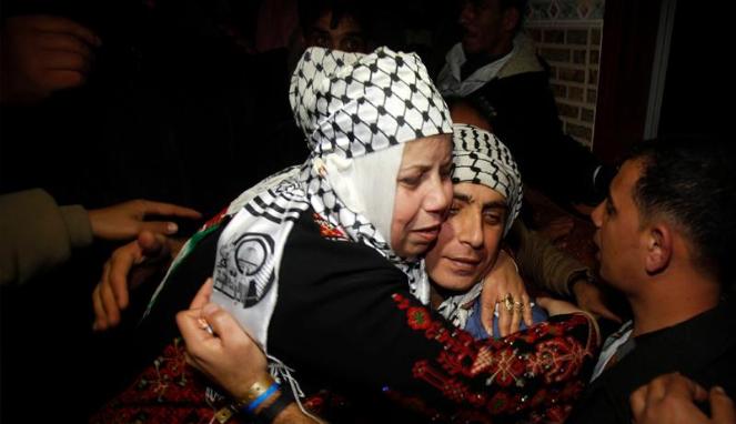 Rami Barbak, un preso liberado, abraza a su madre en Beit Hanun, Gaza.