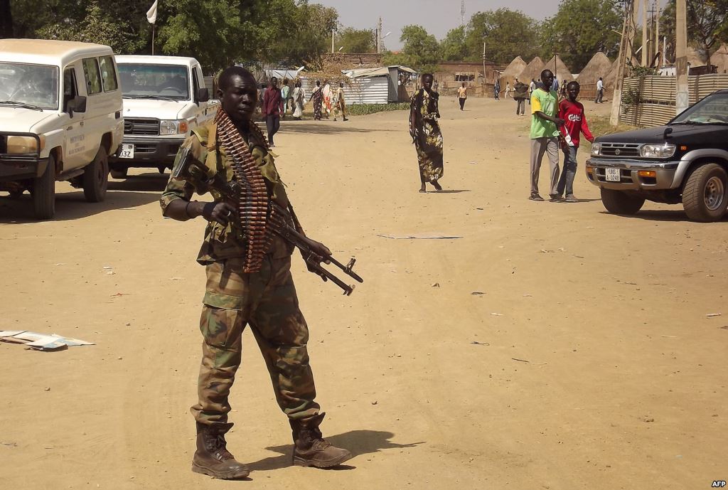 Un soldado del ejército sursudanés en Malakal