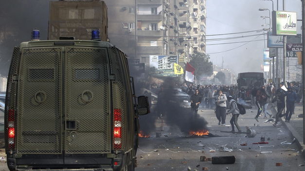 Policías y manifestantes en Egipto