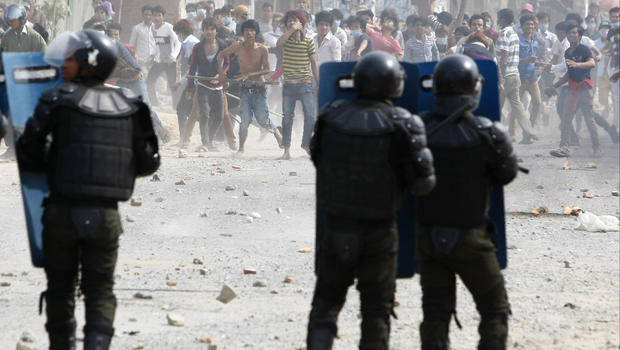 Policías y manifestantes en Camboya