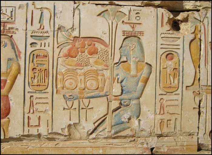 Unás imágenes esculpidas en un templo en Abydos, Egipto.