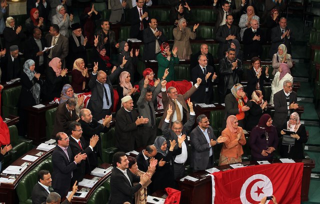 Los diputados celebran la aprobación de la constitución