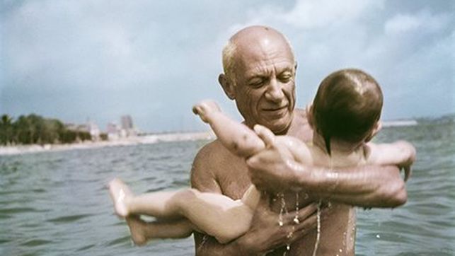 Picasso jugando con su hijo Claude, en Vallauris, Francia, en 1948.