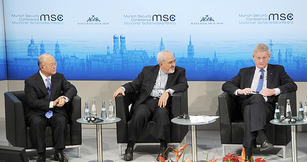 Mohamad Javad Zarif, en el centro, en Munich