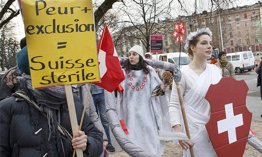 Manifestantes contra los límites a la inmigración en Suiza