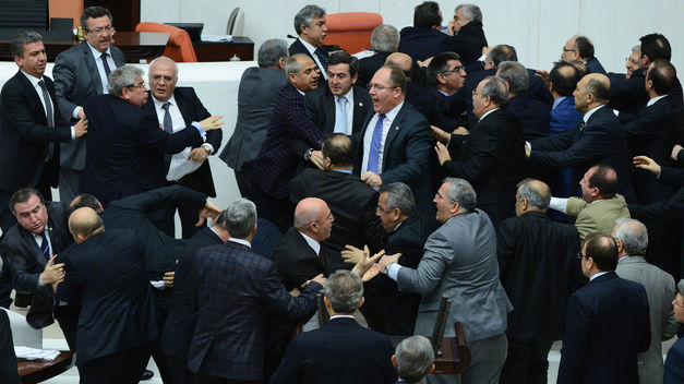 Parlamento turco aprueba polémica reforma judicial presentada por el gobierno