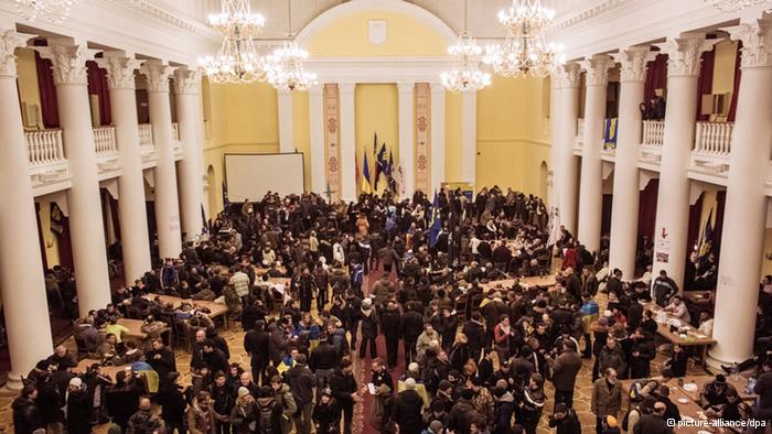 Opositores evacúan ayuntamiento de Kiev tras liberación de manifestantes