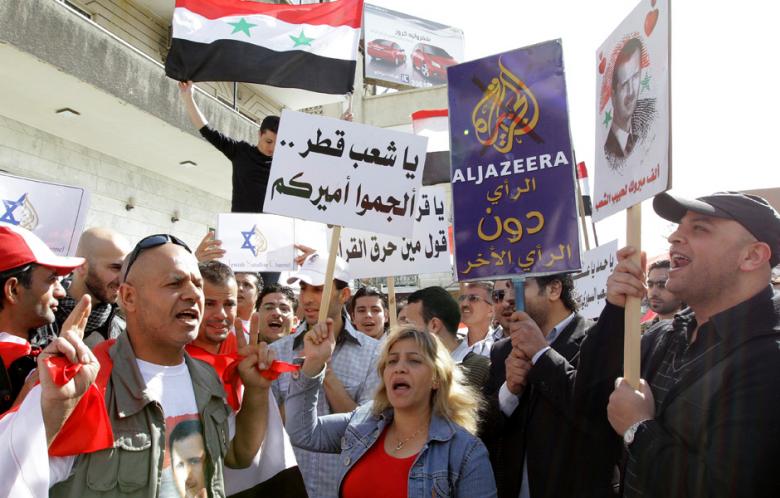 Manifestantes en contra de Al jasira, en Egipto.