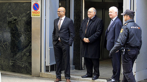 Los miembros de la comisión, a las puertas de la audiencia nacional.