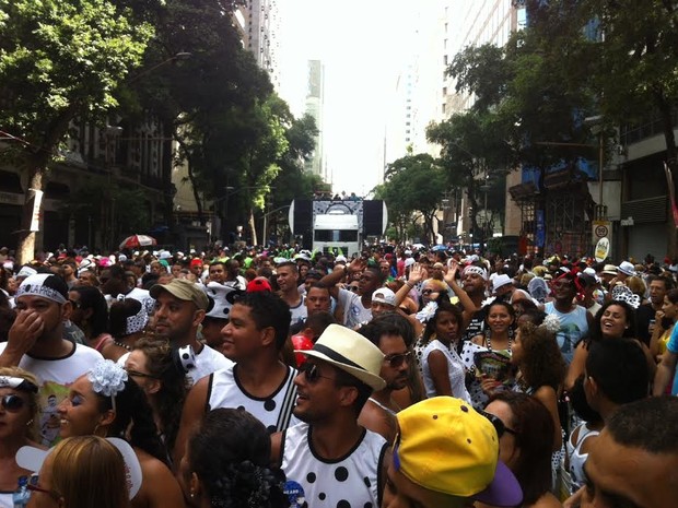 En Bola Preta, el mayor carnaval callejero de Rio, los besos se roban
