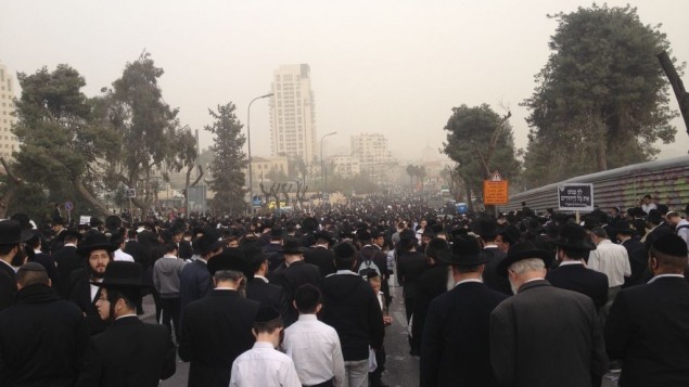 Manifestantes ultraortodoxos se manifiestan en Jerusalén contra el reclutamiento de los ultraortodoxos en el ejército