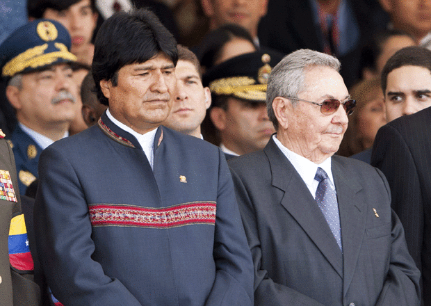 Evo Morales-izquierda-y Raúl Castro.