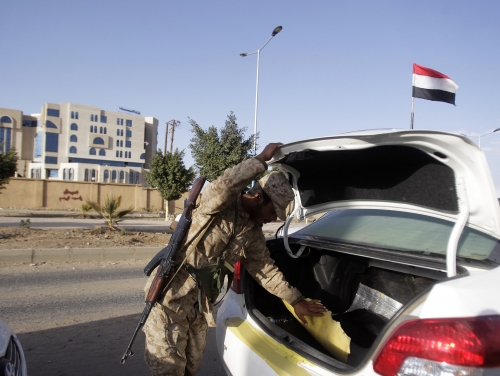 Un soldado registra un coche en Saná, Yemen