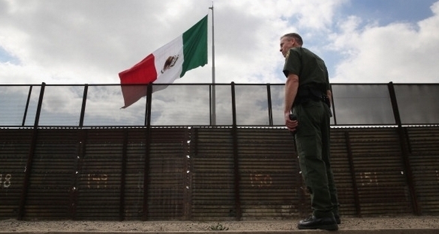 Un policía estadounidense en la frontera con México