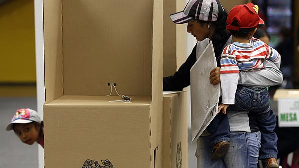 Una mujer vota en Colombia