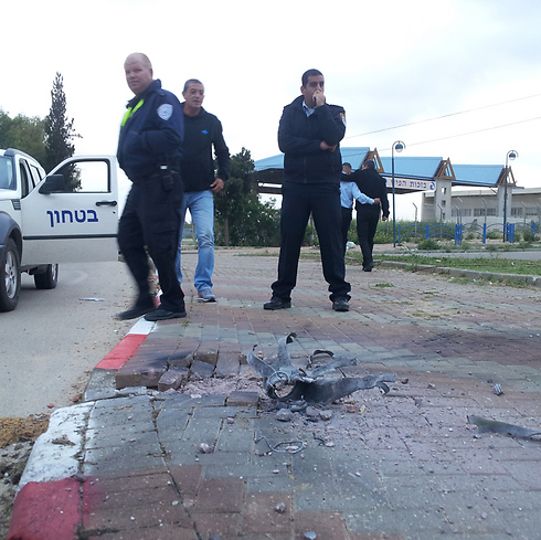 El lugar donde cayó un cohete en Sderot