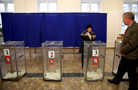 Una mujer vota en Crimea