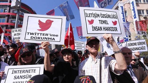 Manifestantes contra la prohibición de Twitter en Turquía