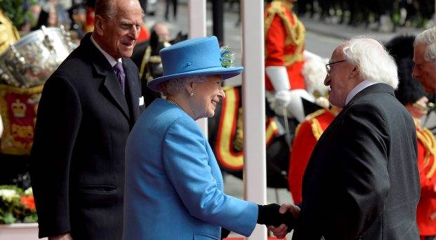 De izquierda a derecha, el príncipe Felipe, la reina Isabel y el presidente de Irlanda Michael D. Higgins