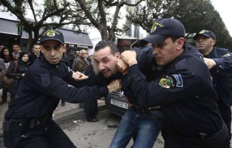 Policías y manifestantes en Argelia