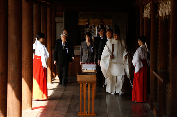 Los diputados japoneses visitando el templo de Yasukuni