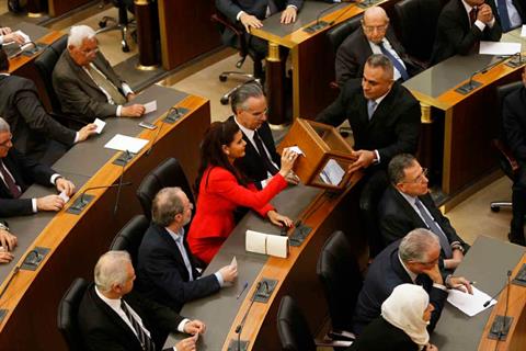 Una diputada vota en el parlamento libanés