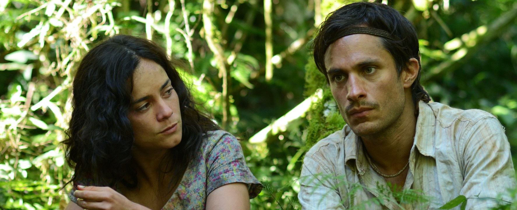 Alice Braga-izquierda-y Gael García Bernal en una escena de la película.