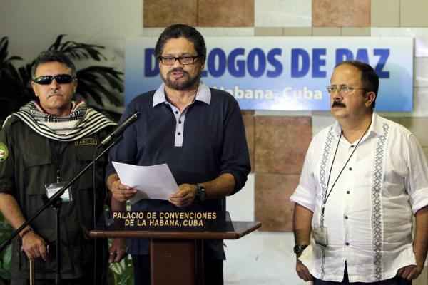 Iván Márquez-centro-y otros delegados de las FARC