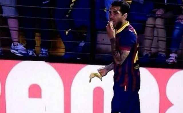 Dani Alves comiéndose el plátano