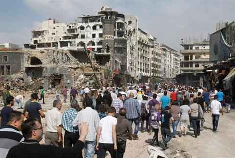 Los residentes volviendo al barrio de Hamdeya, en Homs