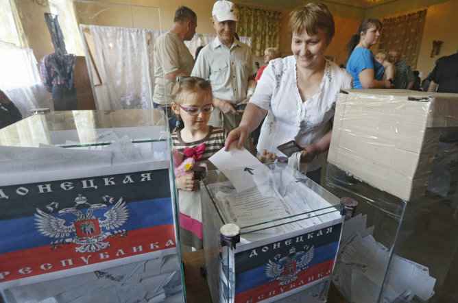 Una mujer vota en el referéndum