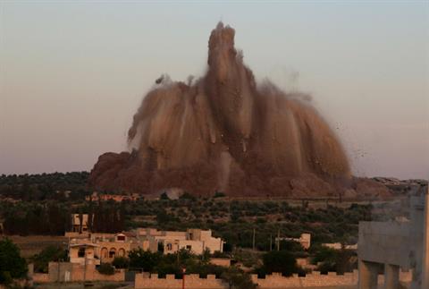 Una explosión causado por un túnel de los rebeldes en una base del ejército en la provincia de Idlib