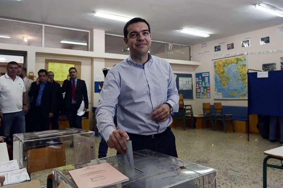 El líder de Syriza, Alexis Tsipras votando