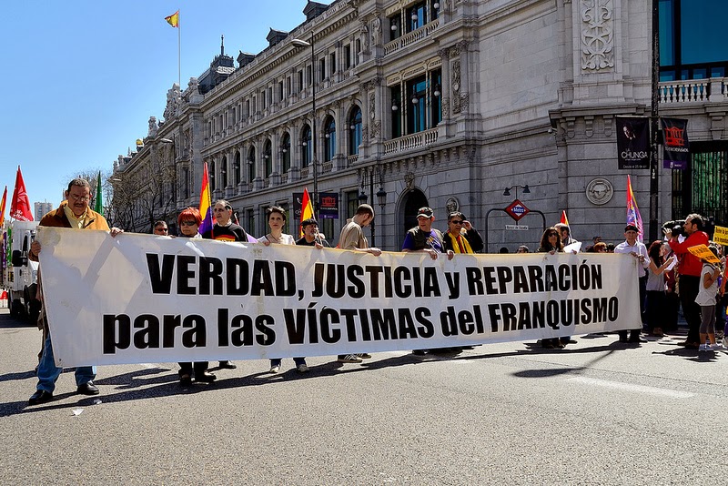 Manifestantes pidiendo justicia para las víctimas del franquismo