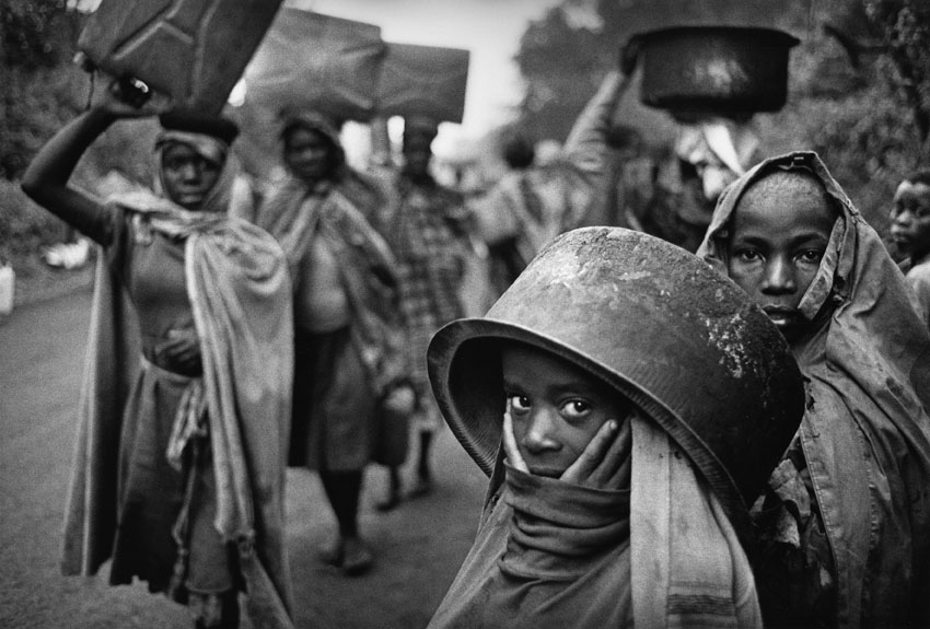 Una foto de Sebastiao Salgado de refugiados ruandeses yendo a por agua en Zaire(RDC) en 1994