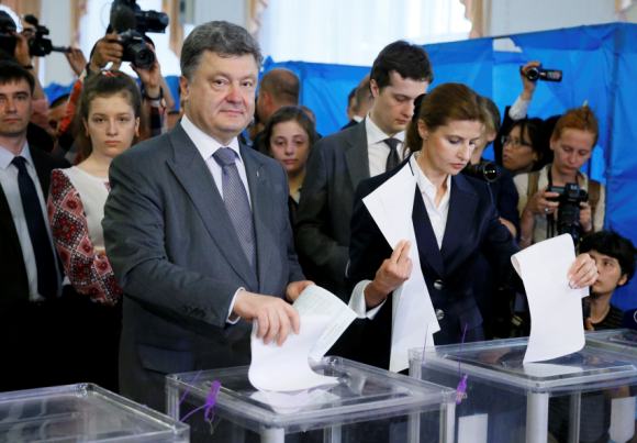 Poroshenko, votando.