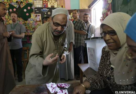 Un hombre vota en El Cairo