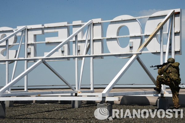 Un miliciano federalista en el aeropuerto de Donetsk