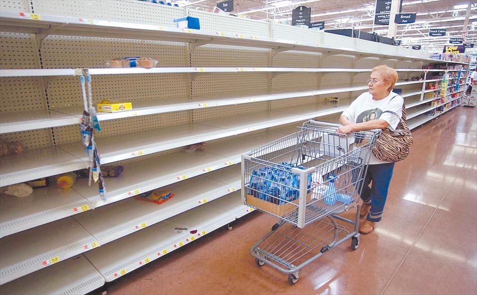 Una  mujer en un supermercado en Venezuela